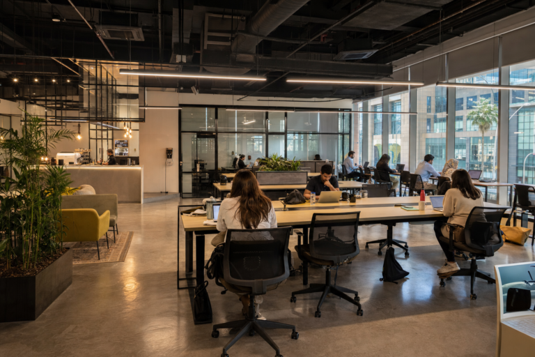 Best coworking space with reliable high-speed internet in التكافؤ