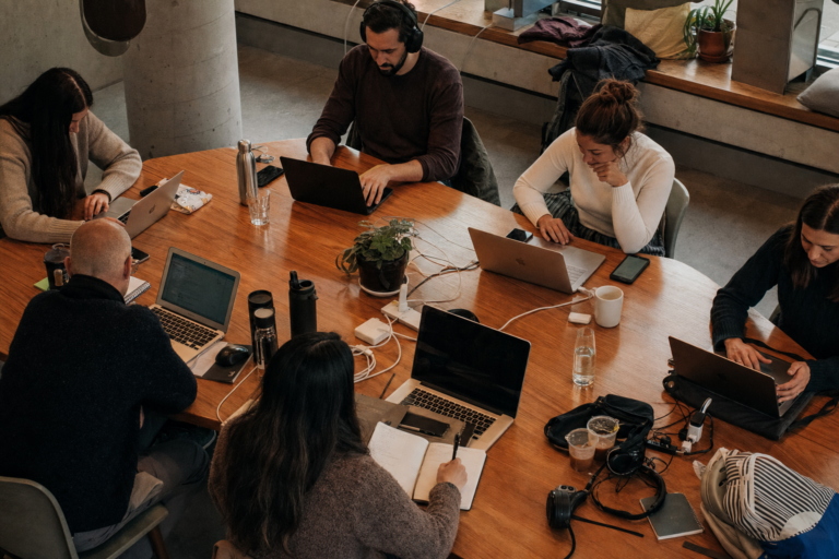 Best on-demand desk booking platforms for business travelers in the United States 2026