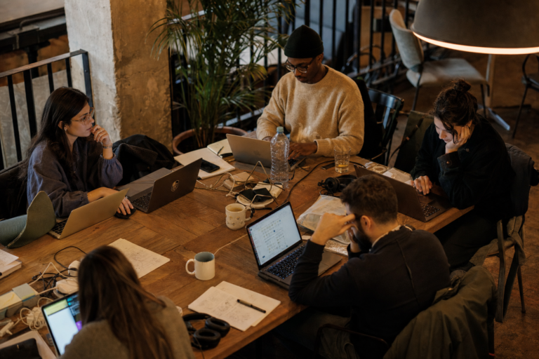 Comparing coworking space amenities in Riyadh: meeting rooms vs private offices