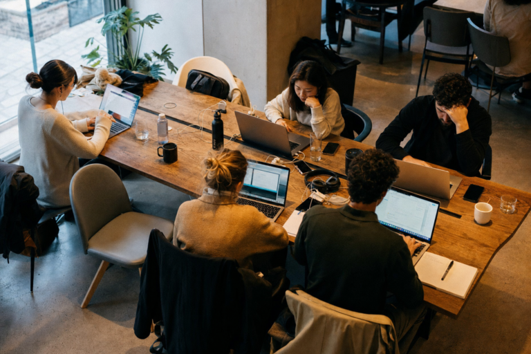 What do Giza business associations recommend for flexible office solutions?