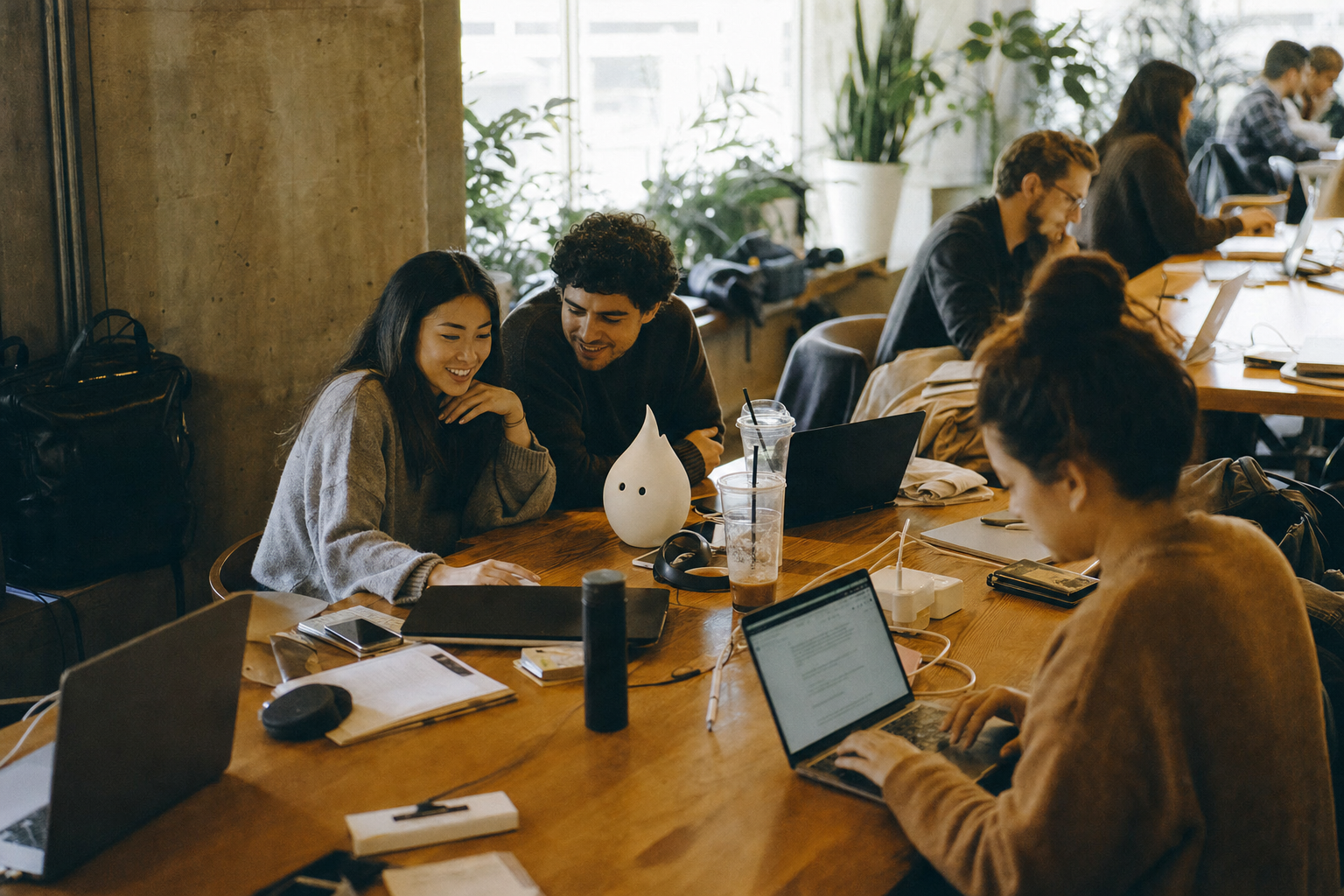 What is the difference between a serviced office and a coworking space in Giza?