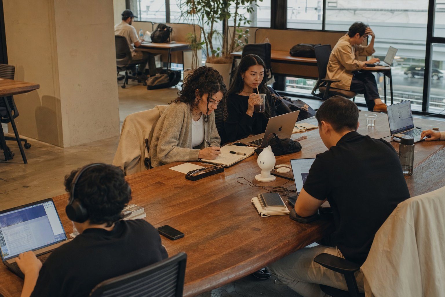 What's the difference between a dedicated desk and a hot desk in New Cairo coworking?