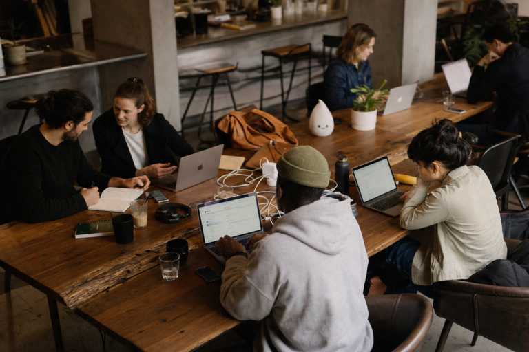 Which Cairo coworking space offers better amenities: private offices or hot desks?