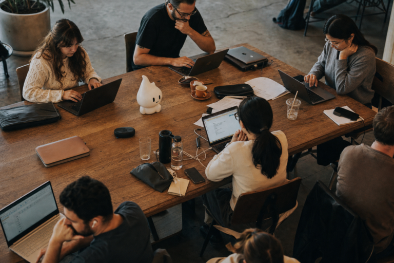 Which coworking space offers better amenities: monthly hot desk or private office?