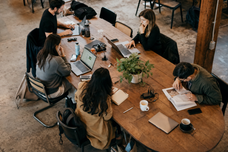 Which Lisbon coworking space offers better amenities: private offices or hot desks?