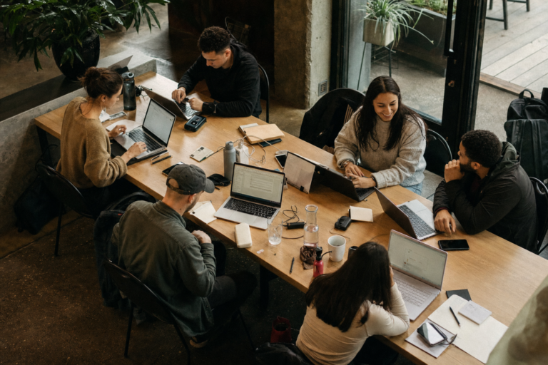 Which Lisbon coworking spaces have meeting rooms available for booking?
